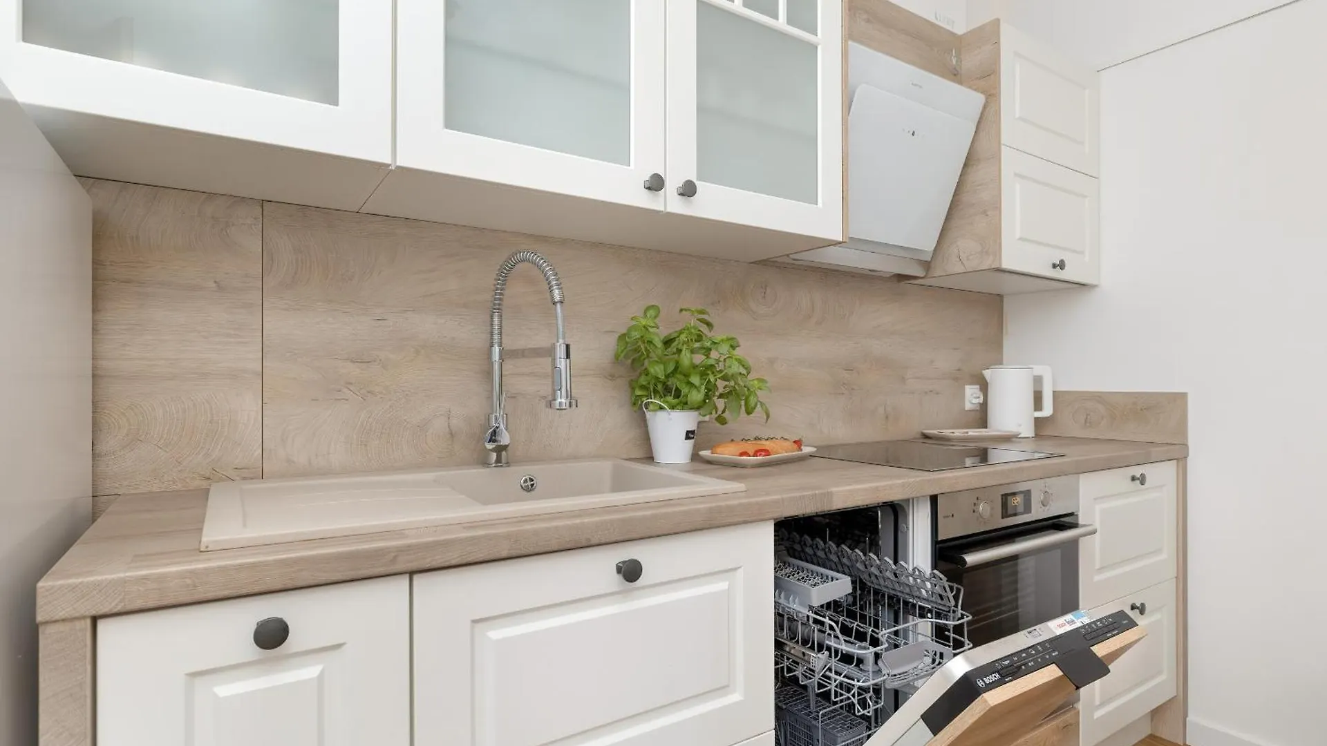 Bright Spacious Apartment With Parking Mazowiecka By Noclegi Renters Kolobrzeg