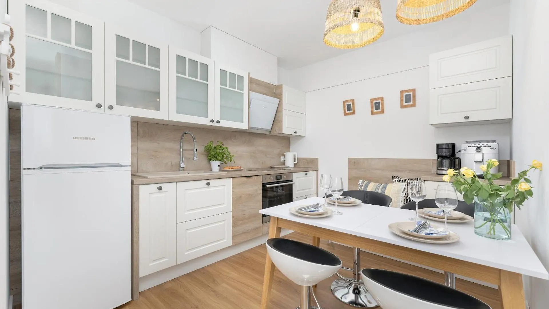 Bright Spacious Apartment With Parking Mazowiecka By Noclegi Renters Kolobrzeg