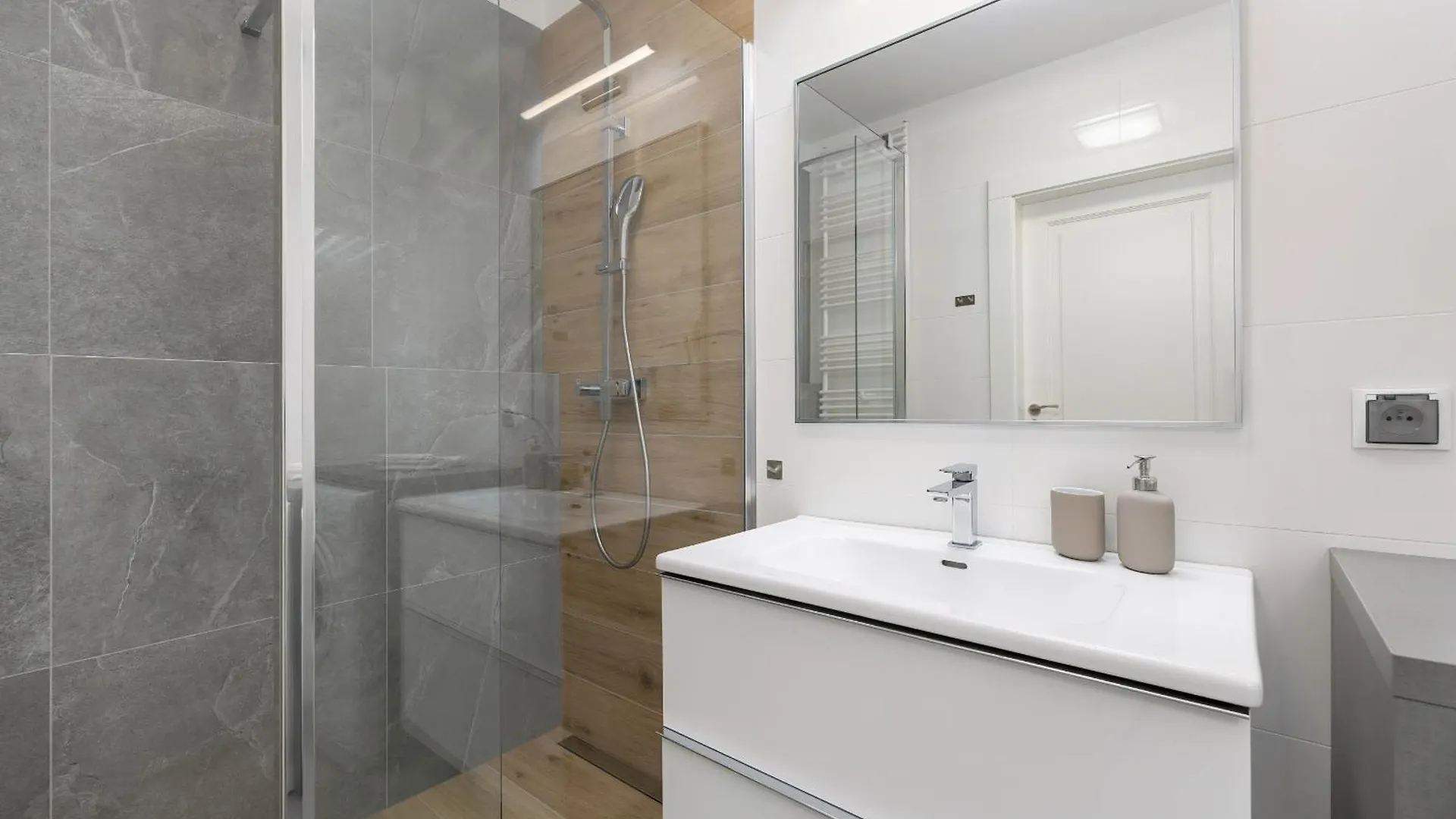 Bright Spacious Apartment With Parking Mazowiecka By Noclegi Renters Kolobrzeg