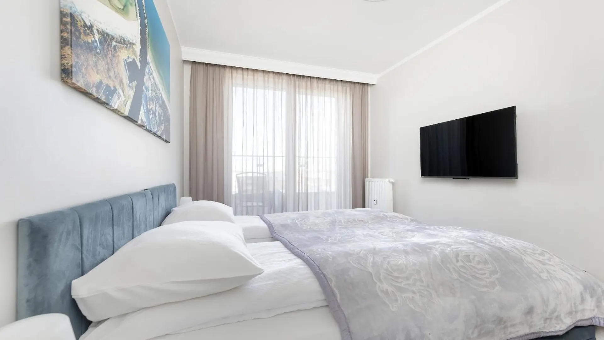 Bright Spacious Apartment With Parking Mazowiecka By Noclegi Renters Kolobrzeg