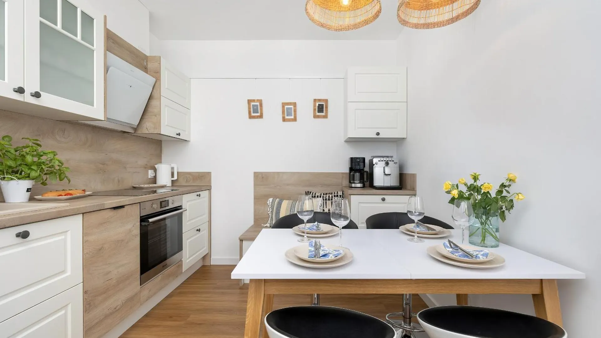 Bright Spacious Apartment With Parking Mazowiecka By Noclegi Renters Kolobrzeg